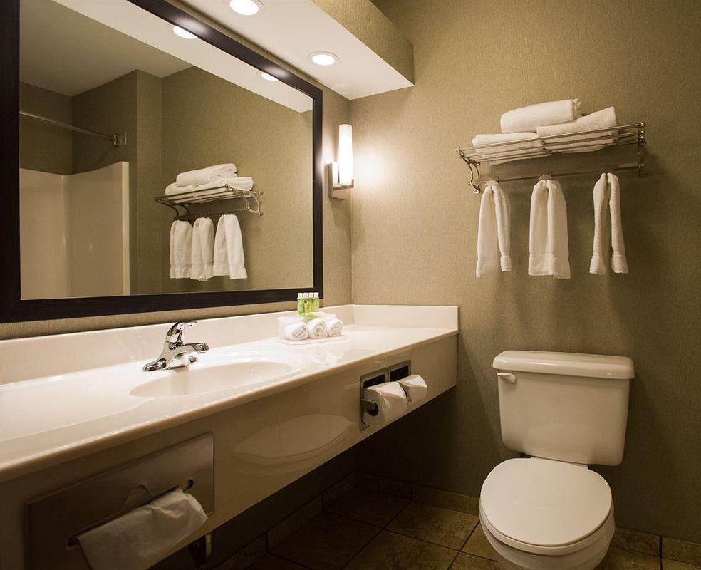 Express & West I-70 Wanamaker By Ihg Topeka