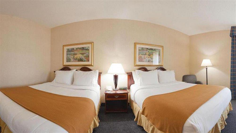 Express & West I-70 Wanamaker By Ihg Hotel 2*